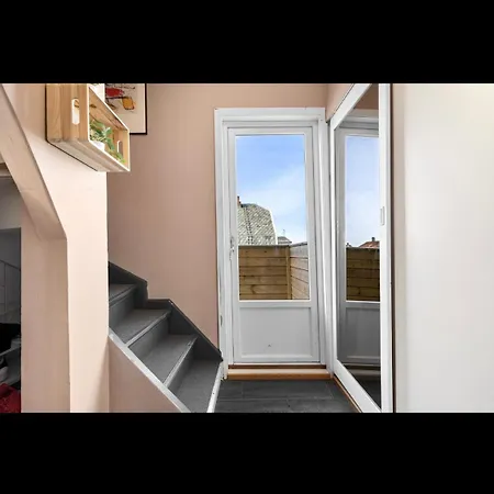 Two House Close To Ons In A Quiet Neibourhood *